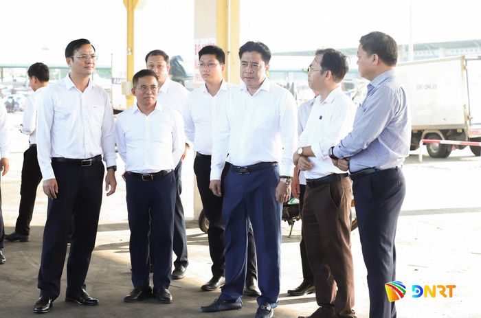 Phó Bí thư Thường trực Thành ủy Nguyễn Khắc Toàn (thứ 3, bên phải sang) kiểm tra tại Âu thuyền, cảng cá Thọ Quang. Ảnh: NGỌC PHÚ