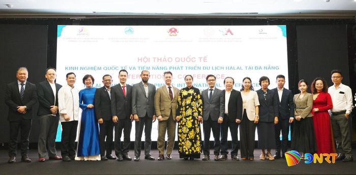 Các đại biểu chụp hình lưu niệm tại hội thảo. Ảnh: KHÁNH LINH