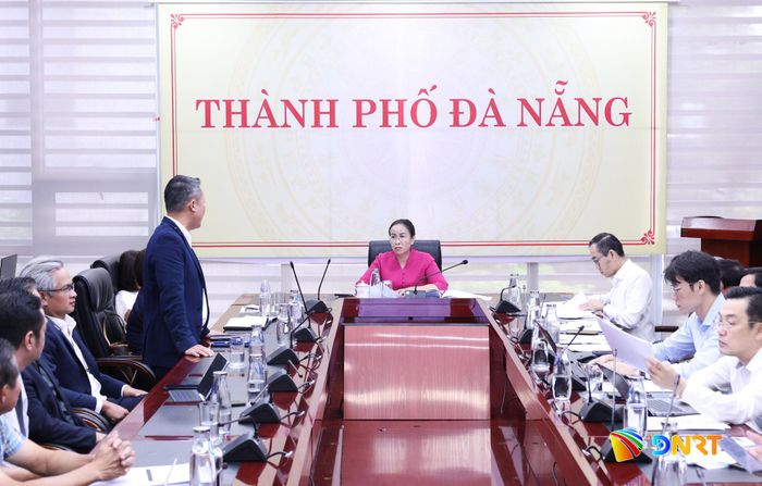 Đại diện Công ty Cổ phần MBLand Đà Nẵng báo cáo về dự án. Ảnh: NGỌC HÀ