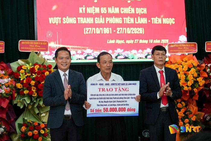Lãnh đạo xã Lãnh Ngọc trao hỗ trợ sửa chữa nhà cho ông Nguyễn Xuân Cảnh, là thân nhân người tham gia chiến dịch có hoàn cảnh khó khăn. Ảnh: HỒ QUÂN