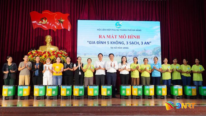 Lãnh đạo Hội Liên hiệp Phụ nữ thành phố và xã Hòa Vang trao tặng thùng rác cho các hộ gia đình. Ảnh: TÂM ĐAN