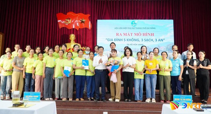 Ra mắt mô hình “Gia đình 5 không, 3 sạch, 3 an” tại thôn Bồ Bảng với 30 thành viên. Ảnh: TÂM ĐAN