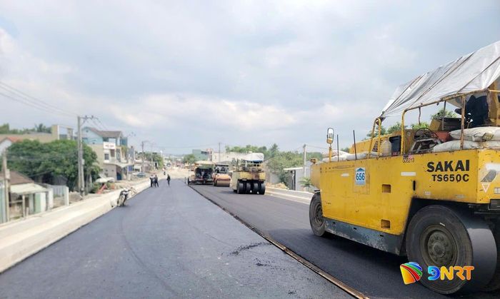 Thảm bê tông nhựa mặt cầu và đường dẫn cầu vượt đã hoàn thành. Ảnh: CÔNG TÚ