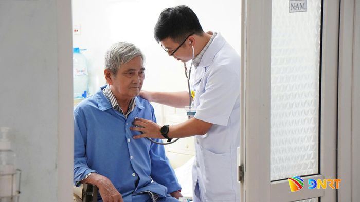 Các bác sĩ Bệnh viện Ung bướu Đà Nẵng thăm khám, đánh giá chức năng hô hấp của bệnh nhân sau phẫu thuật lấy khối u phổi nặng gần 1,5kg. Ảnh: Bệnh viện Ung bướu Đà Nẵng