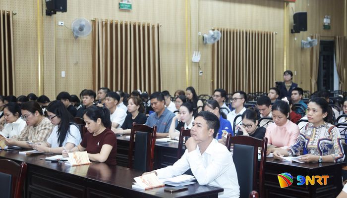 Các đảng viên mới tham gia lớp bồi dưỡng. Ảnh: ĐẮC MẠNH