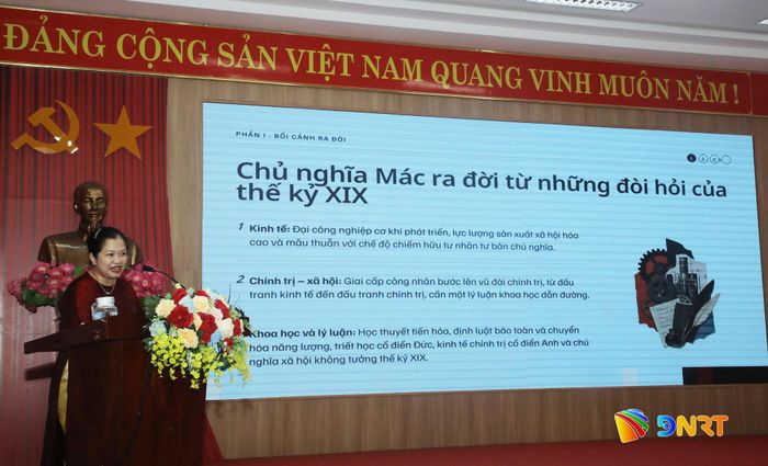 Báo cáo viên tại lớp học. Ảnh: ĐẮC MẠNH