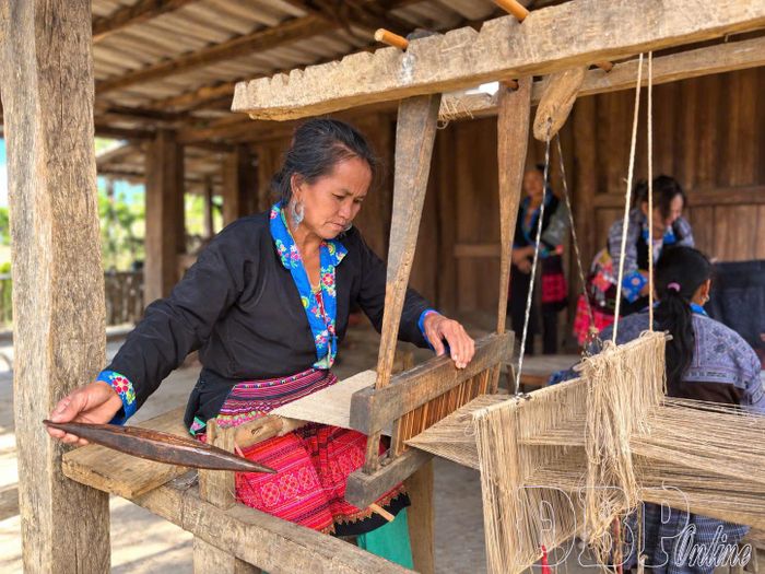 Bà Hạng Thị Chứ, bản Tìa Ló, xã Pu Nhi miệt mài bên khung cửi, gìn giữ nghề dệt thổ cẩm truyền thống.