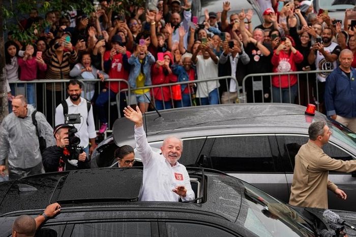 Tổng thống Brazil Luiz Inácio Lula da Silva vẫy tay với những người ủng hộ tại São Bernardo do Campo, Brazil, ngày 25-10. Ảnh: AP