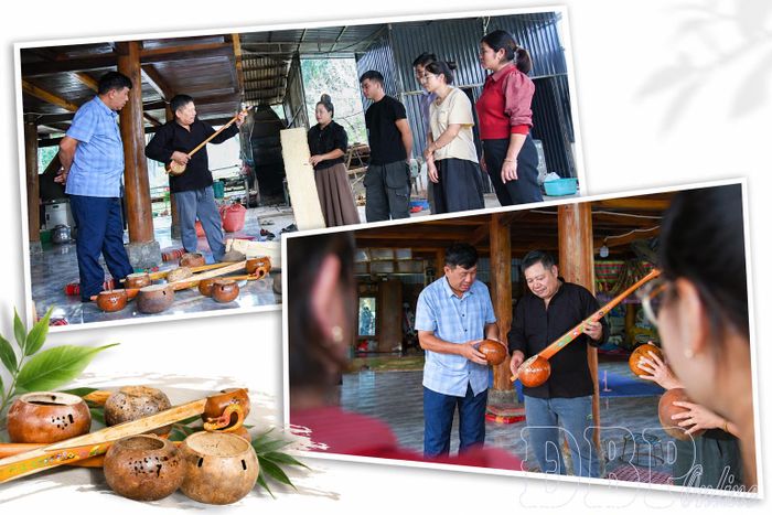 Ông Lò Văn Van (áo đen) trao đổi kinh nghiệm chế tác đàn Tính với người lớn tuổi trong bản.