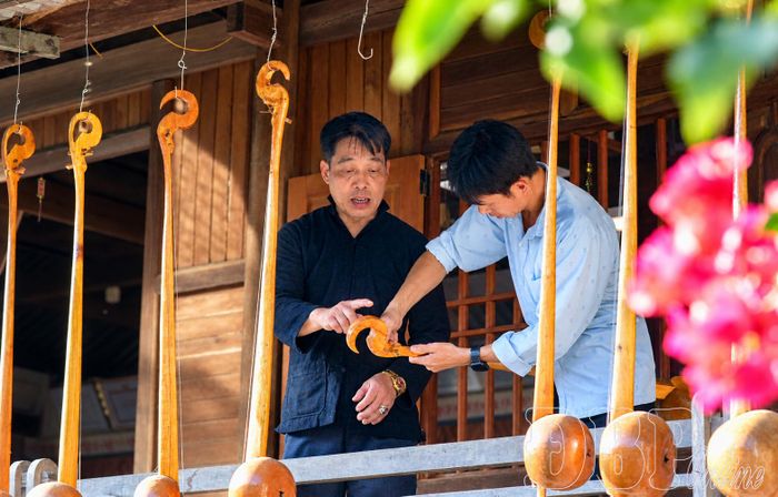 Ông Lường Văn Phối (áo đen) nỗ lực truyền dạy nghề chế tác đàn Tính cho thế hệ trẻ.