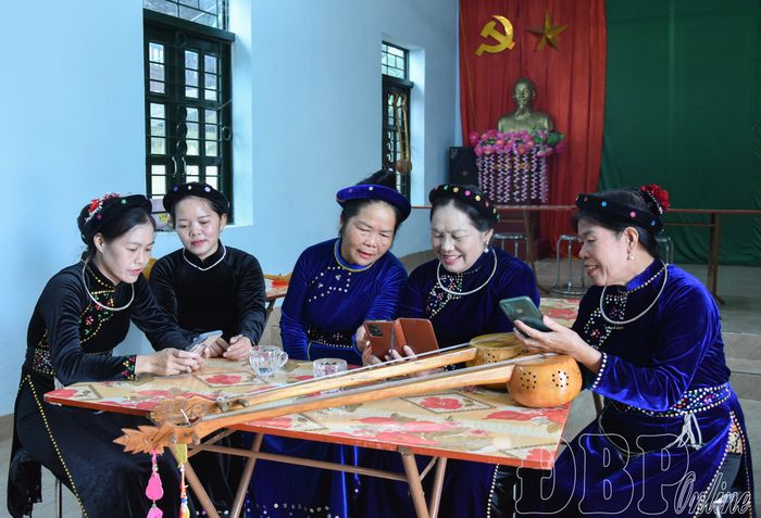 Phụ nữ trẻ tuổi bản Pom Mỏ tận dụng công nghệ số trong việc bảo tồn và phát huy giá trị nghệ thuật hát Then, đàn Tính.