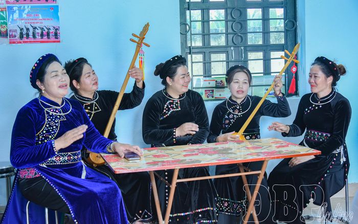 Nghệ thuật hát Then, đàn Tính được chị em thôn Pom Mỏ, xã Thanh Nưa duy trì thực hành tại các buổi luyện tập văn nghệ.