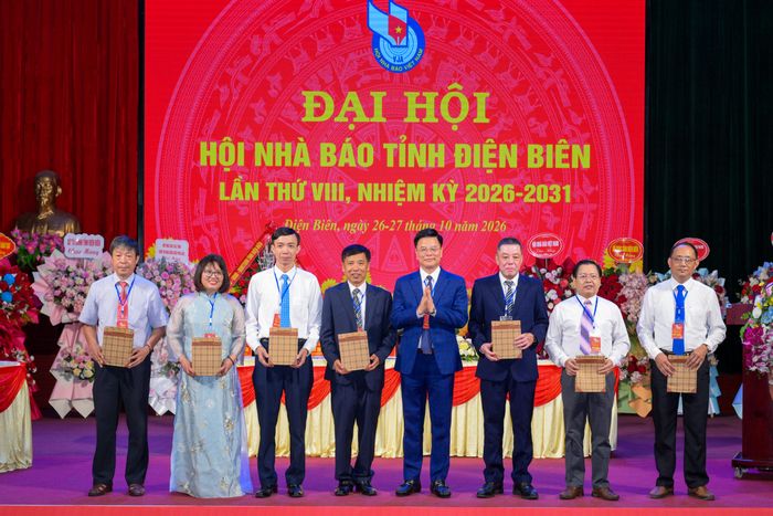 Nhà báo Vũ Văn Thượng, Giám đốc Báo và phát thanh, truyền hình Điện Biên, Chủ tịch Hội Nhà báo tỉnh khóa VIII tặng quà tri ân các đồng chí Ban Chấp hành Hội Nhà báo tỉnh khóa VII không tiếp tục tham gia Ban Chấp hành Hội Nhà báo tỉnh khóa VIII.