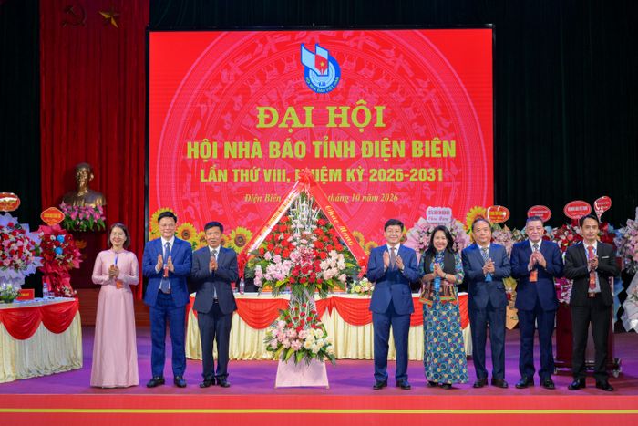 Đồng chí Mùa A Vảng, Ủy viên dự khuyết Ban Chấp hành Trung ương Đảng, Phó Bí thư Tỉnh ủy, Chủ tịch Ủy ban MTTQ Việt Nam tỉnh và các đồng chí lãnh đạo tỉnh tặng hoa chúc mừng Đại hội.