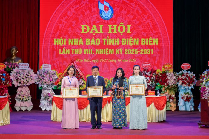 Đồng chí Lò Thị Minh Phượng, Ủy viên Ban Thường vụ Tỉnh ủy, Phó Chủ tịch Thường trực Ủy ban MTTQ tỉnh trao Bằng khen cho các tập thể, cá nhân.