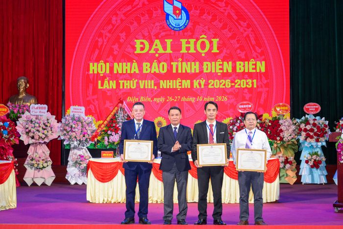 Nhà báo Nguyễn Đức Lợi, Phó Chủ tịch Thường trực Hội Nhà báo Việt Nam trao Bằng khen cho các tập thể, cá nhân.