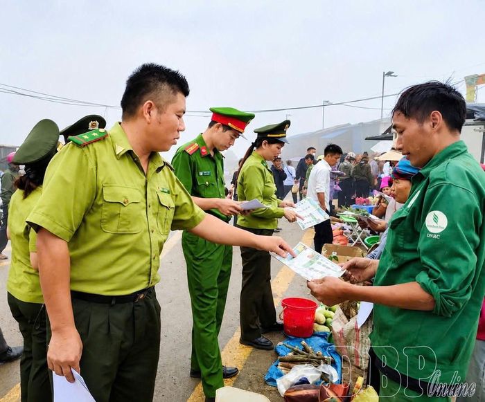 Lượng lượng kiểm lâm tuyên truyền công tác PCCCR cho người dân Keo Lôm, xã Na Son. Ảnh: Chi cục Kiểm lâm.