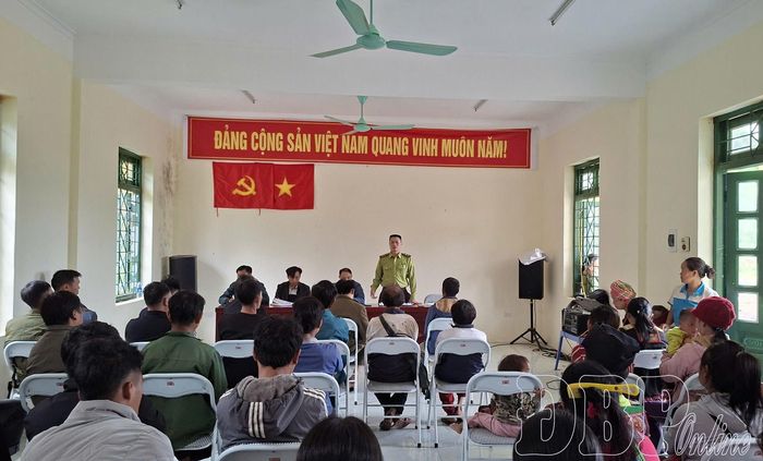 Kiểm lâm Mường Nhé tuyên truyền người dân nâng cao ý thức sử dụng lửa trong mùa khô.