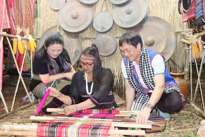 Phó Bí thư Đảng ủy, Chủ tịch UBND xã Thuận Lợi Nguyễn Đức Thành cùng lãnh đạo xã trải nghiệm không gian văn hóa. Ảnh: Quang Minh
