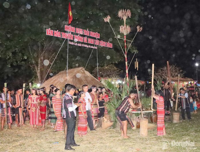 Nhiều tiết mục văn hóa, văn nghệ gắn liền với đời sống sản xuất của bà con đồng bào các dân tộc thiểu số trên địa bàn được biểu diễn, mang lại không khí vui tươi, sôi nổi. Ảnh: Quang Minh