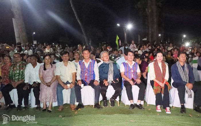 Lãnh đạo xã Thuận Lợi cùng đại biểu và nhân dân địa phương tham dự Không gian trải nghiệm văn hóa truyền thống và giao lưu cộng đồng. Ảnh: Quang Minh