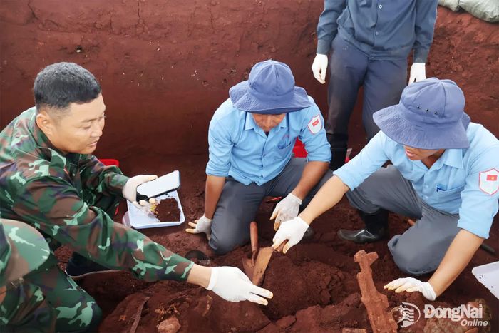 Đội K72 thành phố Đồng Nai tìm kiếm hài cốt liệt sĩ tại khu vực xã Minh Đức.