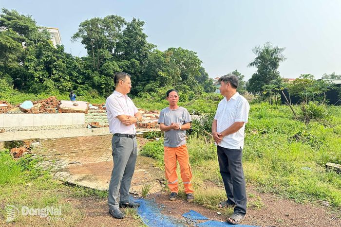 Ông Lê Văn Vinh (giữa) ở khu phố Tân Bình 2, phường Bình Phước trước căn nhà đã tháo dỡ để bàn giao mặt bằng cho dự án.