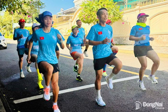 Đại sứ Hoàng Thị Ngọc Hoa và Đại sứ Hoàng Nguyên Thanh tập luyện cùng các thành viên CLB Runner Bình Phước, tiếp thêm cảm hứng và động lực cho cộng đồng runner trước thềm mùa giải Đồng Nai Marathon 2026. Ảnh: Minh Huệ