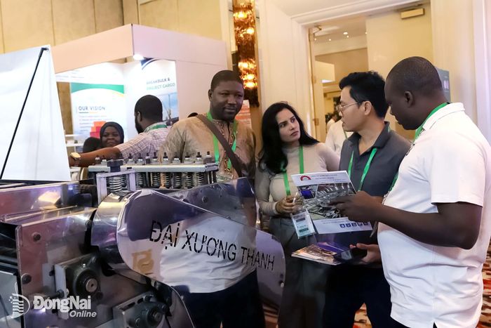 Doanh nghiệp nước ngoài tham quan, tìm hiểu về máy móc chế biến hạt điều của Việt Nam tại khu gian hàng triển lãm ở hội nghị, Ảnh: Bình Nguyên