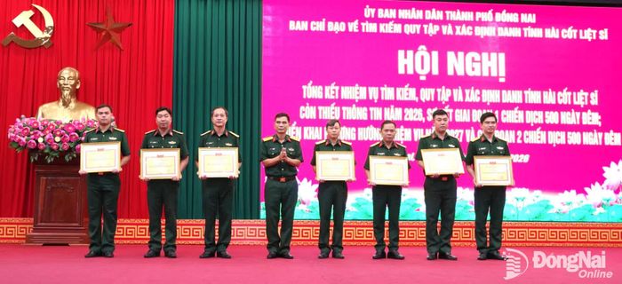 Đại tá Bùi Văn Sỹ, Phó Chính ủy Bộ Chỉ huy Quân sự, Phó Trưởng ban Chỉ đạo thành phố tặng giấy khen của Bộ Chỉ huy Quân sự thành phố cho các cá nhân. Ảnh: Nguyệt Hà