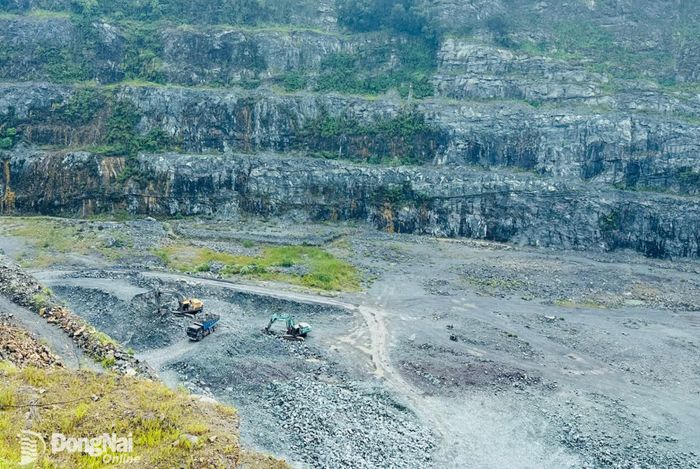 Khai thác đá xây dựng phục vụ các công trình, dự án trọng điểm tại cụm mỏ Tam Phước - Phước Tân, thành phố Đồng Nai. Ảnh minh họa