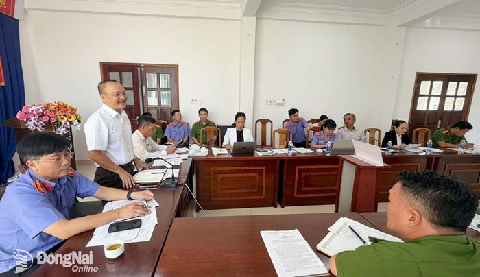 Đại diện Trung tâm Trợ giúp pháp lý Nhà nước thành phố Đồng Nai chia sẻ những khó khăn của các cơ quan tham gia tố tụng trong thời gian qua. Ảnh: Viết Cường