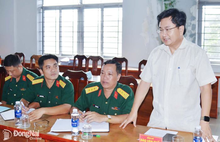 Bí thư Đảng ủy, Chủ tịch HĐND xã Phú Vinh Đào Văn Tuấn trao đổi tại buổi kiểm tra. Ảnh: ĐVCC