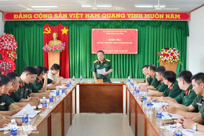 Đại tá Trần Phương Đông, Phó Tham mưu trưởng Bộ Chỉ huy Quân sự thành phố phát biểu trong buổi kiểm tra tại Ban Chỉ huy Quân sự xã Phú Vinh. Ảnh: ĐVCC