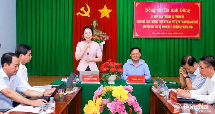 Đồng chí Huỳnh Thị Thùy Trang, Thành ủy viên, Bí thư Đảng ủy, Chủ tịch HĐND phường Phước Bình phát biểu tại buổi làm việc. Ảnh: Ngọc Cương