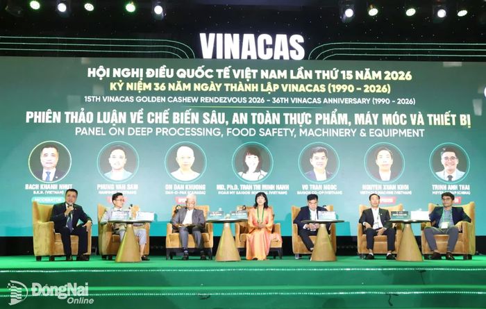 Các diễn giả tham gia diễn đàn chuyên đề về chế biến sâu, an toàn thực phẩm, máy móc và thiết bị. Ảnh: B.Nguyên