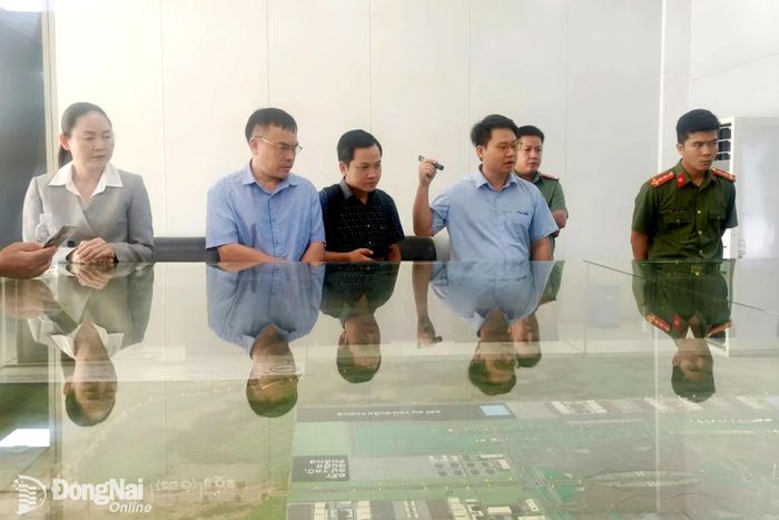 Đoàn công tác khảo sát tại địa điểm ở khu vực Cảng hàng không quốc tế Long Thành (phường Long Thành). Ảnh: CTV