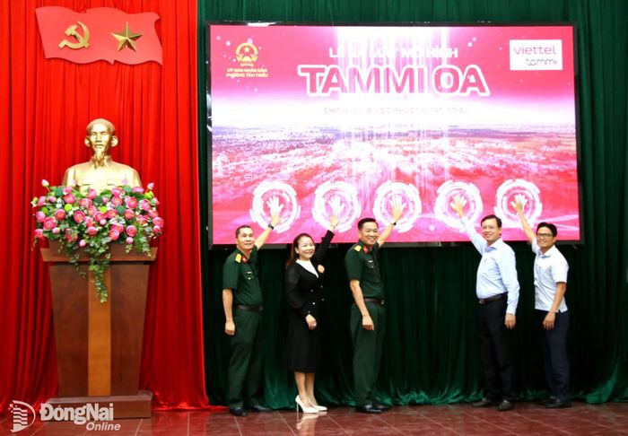 Các đại biểu nhấn nút ra mắt nền tảng Tammi OA phường Tân Triều tại buổi lễ. Ảnh: Hải Quân