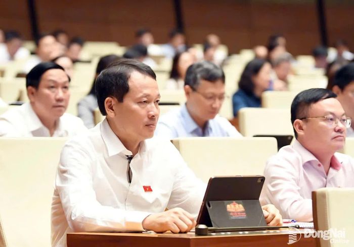 Đoàn Đại biểu Quốc hội thành phố Đồng Nai do đồng chí Vũ Hồng Văn, Ủy viên Trung ương Đảng, Bí thư Thành ủy làm Trưởng đoàn, tham dự phiên thảo luận tại hội trường ngày 27-10. Ảnh: CTV