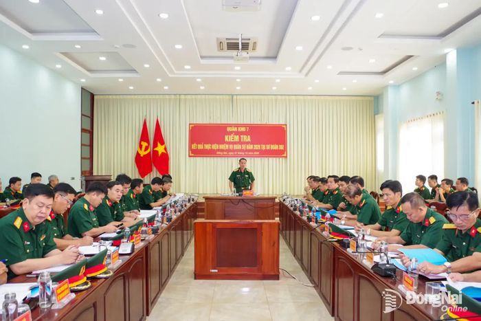 Thiếu tướng Trần Ngọc Minh, Phó Tư lệnh Quân khu 7 kết luận buổi kiểm tra. Ảnh: Nguyễn Ân