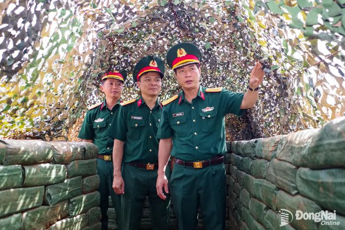 Đại tá Phùng Thế Hùng, Phó Tham mưu trưởng Quân khu 7 kiểm tra hệ thống công sự trận địa. Ảnh: Nguyễn Ân