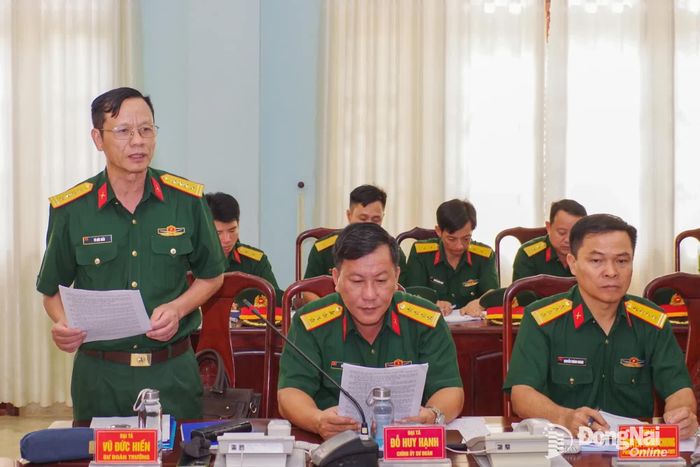 Đại tá Vũ Đức Hiến, Sư đoàn trưởng Sư đoàn 302 báo cáo kết quả thực hiện nhiệm vụ năm 2026. Ảnh: Nguyễn Ân