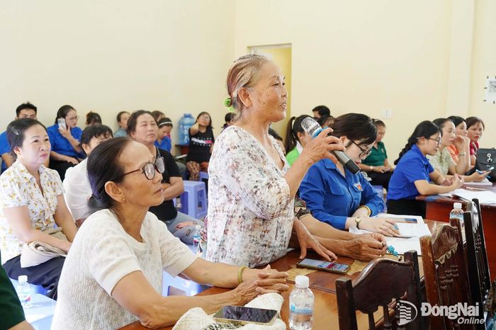 Người dân nêu ý kiến, kiến nghị tại diễn đàn. Ảnh: Lê Thanh Tú