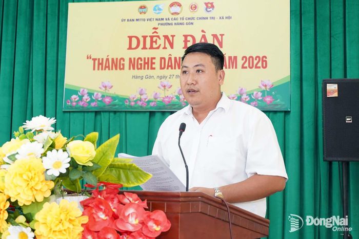Đồng chí Hoàng Thanh Tùng, Ủy viên Ban Thường vụ Đảng ủy, Chủ tịch Ủy ban MTTQ Việt Nam phường Hàng Gòn trao đổi, giải đáp các ý kiến, kiến nghị của nhân dân tại diễn đàn. Ảnh: Lê Thanh Tú