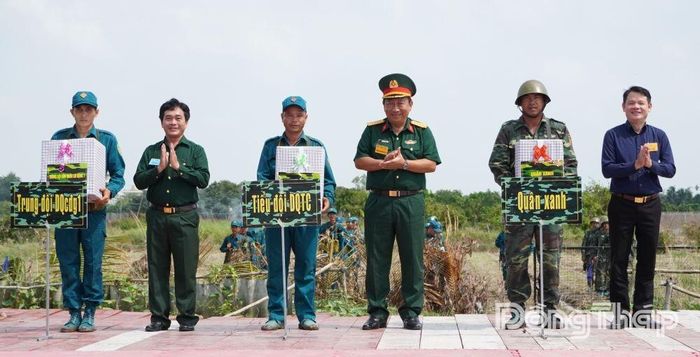 Đại diện lãnh đạo Ban Tuyên giáo Tỉnh ủy, Bộ Chỉ huy Quân sự tỉnh và lãnh đạo Đảng ủy xã Mỹ An Hưng tặng quà cho các lực lượng tham gia diễn tập.