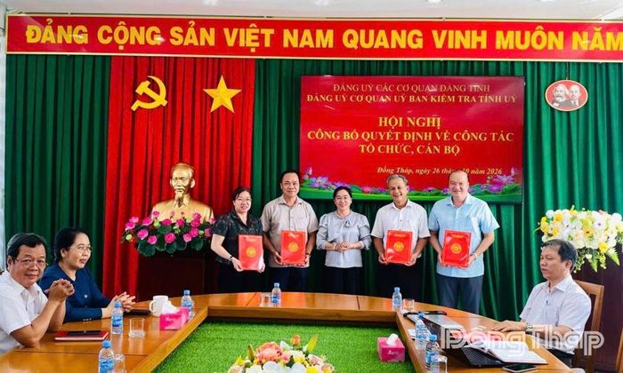 Trao quyết định thành lập 4 chi bộ trực thuộc.