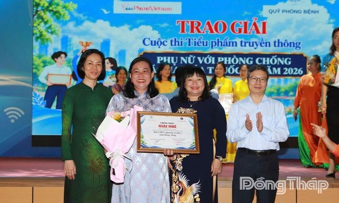 Đại diện Hội LHPN phường Sa Đéc cùng Ban tổ chức và lãnh đạo Hội LHPN tỉnh Đồng Tháp.