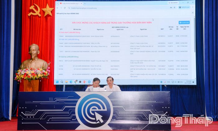 Đồng chí Đoàn Hữu Hiếu, Phó Trưởng Thuế tỉnh Đồng Tháp, Phó Chủ tịch Hội đồng giám sát và đồng chí Lê Giang, Phó Giám đốc Sở Tài chính, thành viên Hội đồng giám sát thực hiện quay thưởng "Hóa đơn may mắn" kỳ quý II năm 2026.