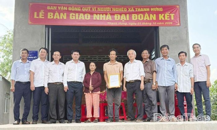 Ủy ban MTTQ Việt Nam xã bàn giao nhà Đại đoàn kết cho hộ gia đình có hoàn cảnh khó khăn về nhà ở.