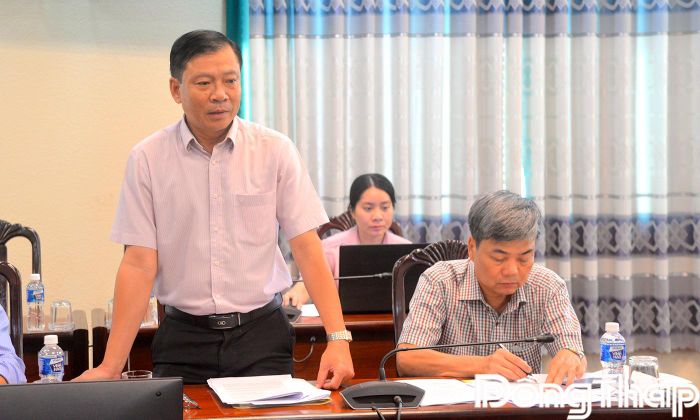 Trưởng Ban Kinh tế - Ngân sách HĐND tỉnh Tô Hoàng Khương phát biểu tại cuộc họp.